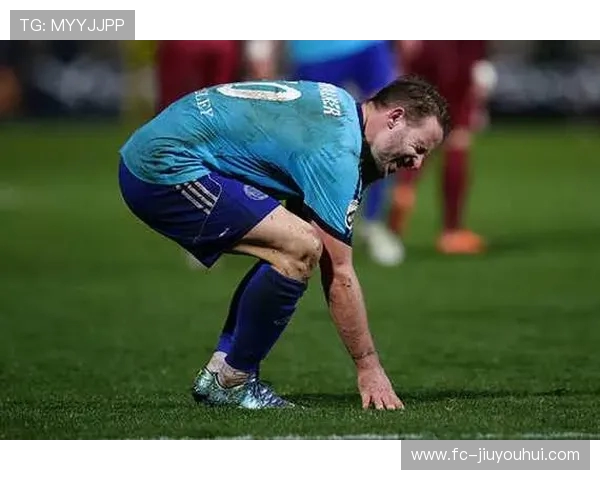 踢足球时摔倒瞬间的表情，展现运动员的无奈与坚持